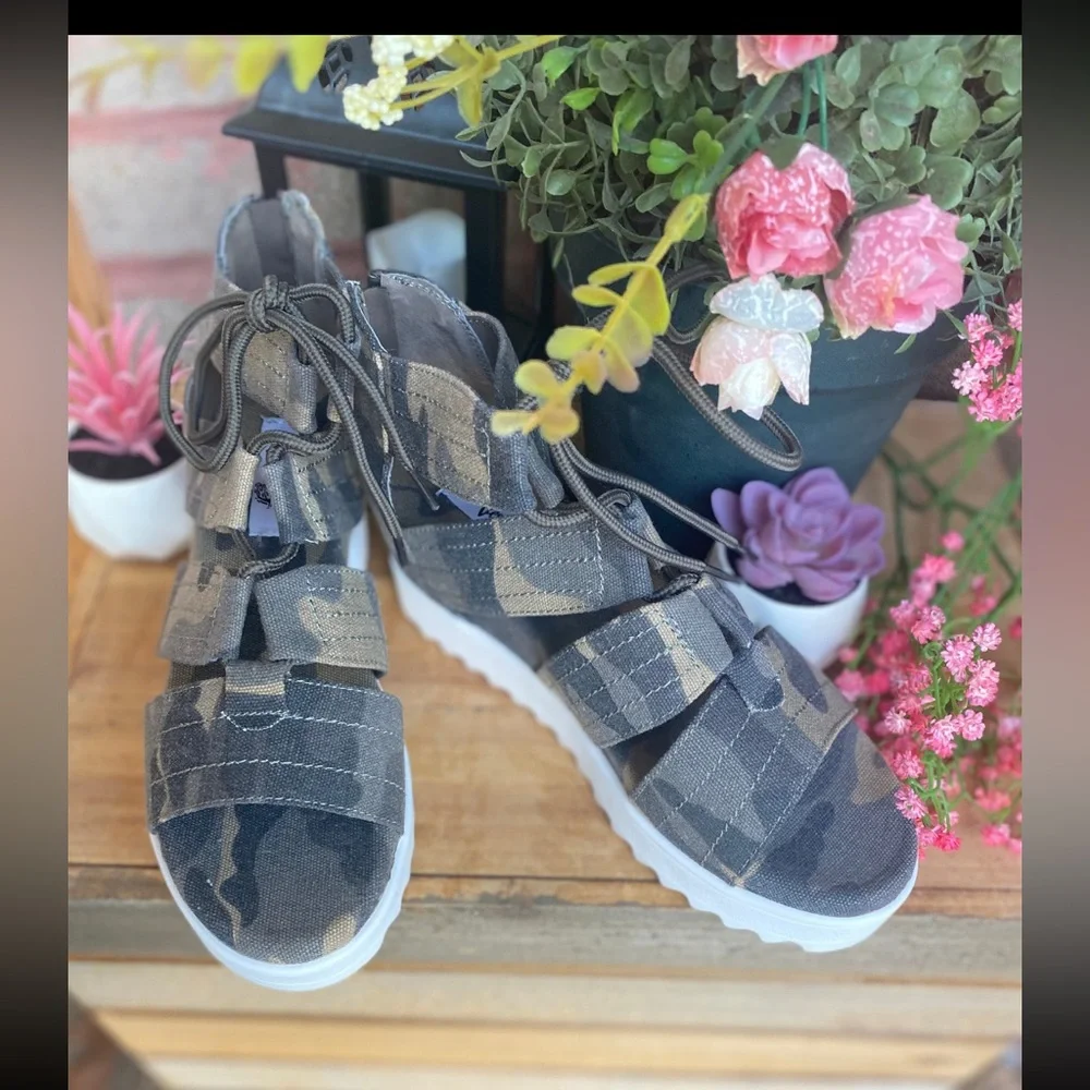 Camo wedged sandal - Picture 1 of 2